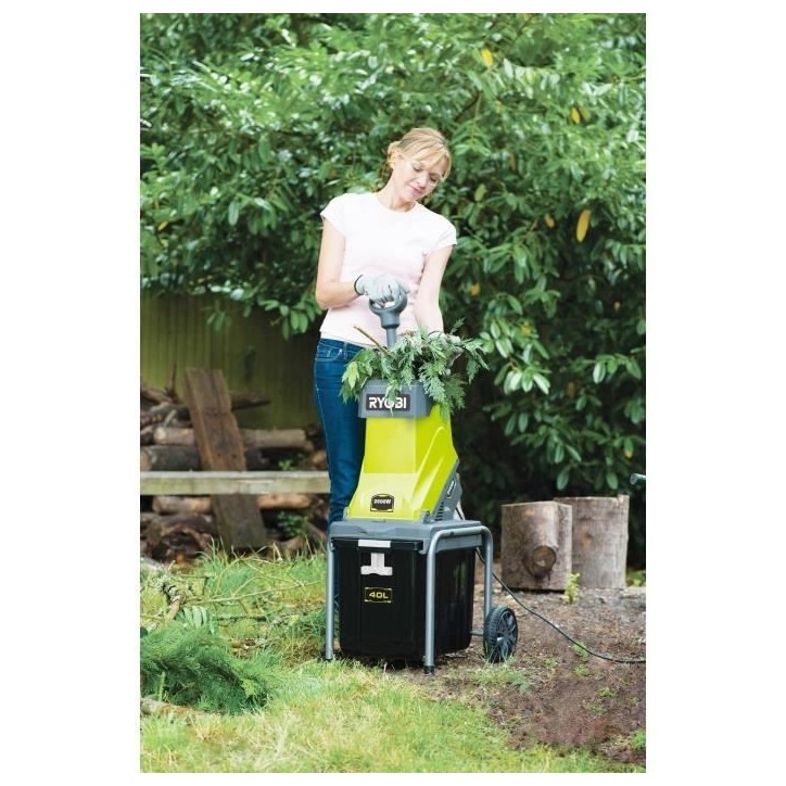 RYOBI - Broyeur de végétaux 2500 W - plateau porte-couteaux - capacité broyage 45 mm - ratio de broyage 10:1 - bac 40 L - RSH RYOBI - Broyeur de végétaux 2500 W - plateau porte-couteaux - capacité broyage 45 mm - ratio de broyage 10:1 - bac 40 L - RSH