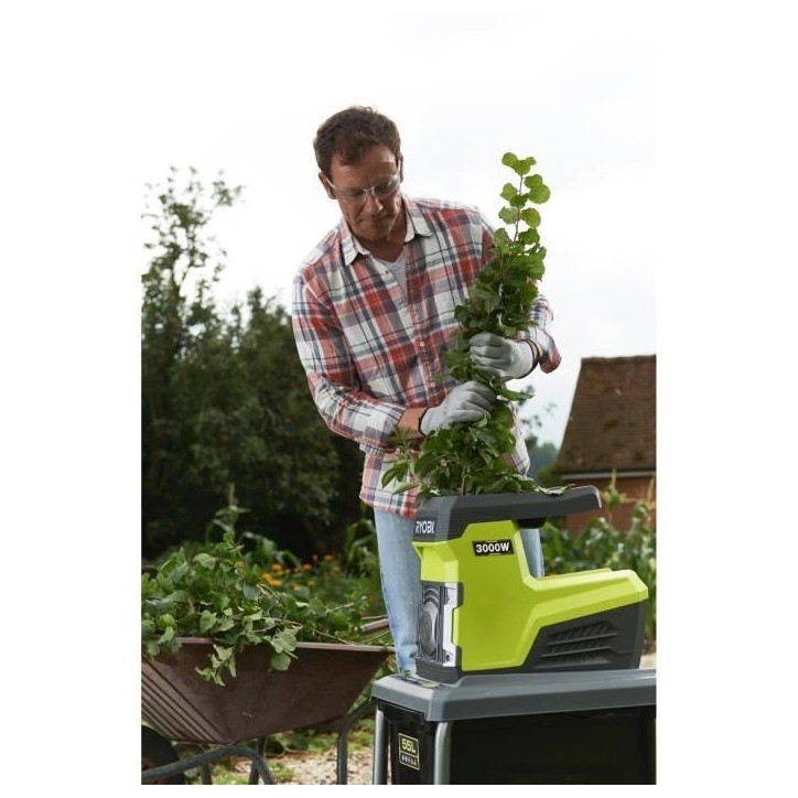 RYOBI - Broyeur de végétaux 3000 W - broyage par cylindre - silencieux - capacité broyage 45 mm - bac collecteur 55 L - RSH30 RYOBI - Broyeur de végétaux 3000 W - broyage par cylindre - silencieux - capacité broyage 45 mm - bac collecteur 55 L - RSH30