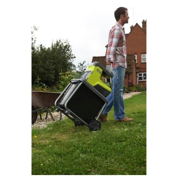 RYOBI - Broyeur de végétaux 3000 W - broyage par cylindre - silencieux - capacité broyage 45 mm - bac collecteur 55 L - RSH30 RYOBI - Broyeur de végétaux 3000 W - broyage par cylindre - silencieux - capacité broyage 45 mm - bac collecteur 55 L - RSH30