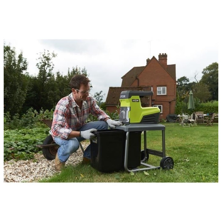 RYOBI - Broyeur de végétaux 3000 W - broyage par cylindre - silencieux - capacité broyage 45 mm - bac collecteur 55 L - RSH30 RYOBI - Broyeur de végétaux 3000 W - broyage par cylindre - silencieux - capacité broyage 45 mm - bac collecteur 55 L - RSH30