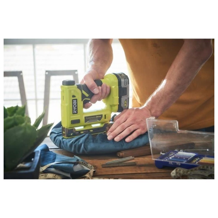 RYOBI - Agrafeuse 18V ONE+ - agrafes dos 9,4 mm, longueur 6,35 mm a 14,3 mm - chargeur 90 agrafes + Agrafes et crochet - R18ST50 RYOBI - Agrafeuse 18V ONE+ - agrafes dos 9,4 mm, longueur 6,35 mm a 14,3 mm - chargeur 90 agrafes + Agrafes et crochet - R18ST50