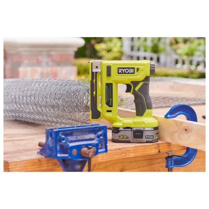 RYOBI - Agrafeuse 18V ONE+ - agrafes dos 9,4 mm, longueur 6,35 mm a 14,3 mm - chargeur 90 agrafes + Agrafes et crochet - R18ST50 RYOBI - Agrafeuse 18V ONE+ - agrafes dos 9,4 mm, longueur 6,35 mm a 14,3 mm - chargeur 90 agrafes + Agrafes et crochet - R18ST50