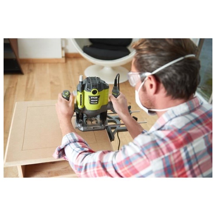 RYOBI - Défonceuse 1 600 W - 10 000-26 000 tr/min - pinces 8/6 mm - 5 fraises incluses - Livrée en coffret - RRT1600-K RYOBI - Défonceuse 1 600 W - 10 000-26 000 tr/min - pinces 8/6 mm - 5 fraises incluses - Livrée en coffret - RRT1600-K