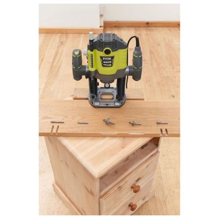 RYOBI - Défonceuse 1 600 W - 10 000-26 000 tr/min - pinces 8/6 mm - 5 fraises incluses - Livrée en coffret - RRT1600-K RYOBI - Défonceuse 1 600 W - 10 000-26 000 tr/min - pinces 8/6 mm - 5 fraises incluses - Livrée en coffret - RRT1600-K