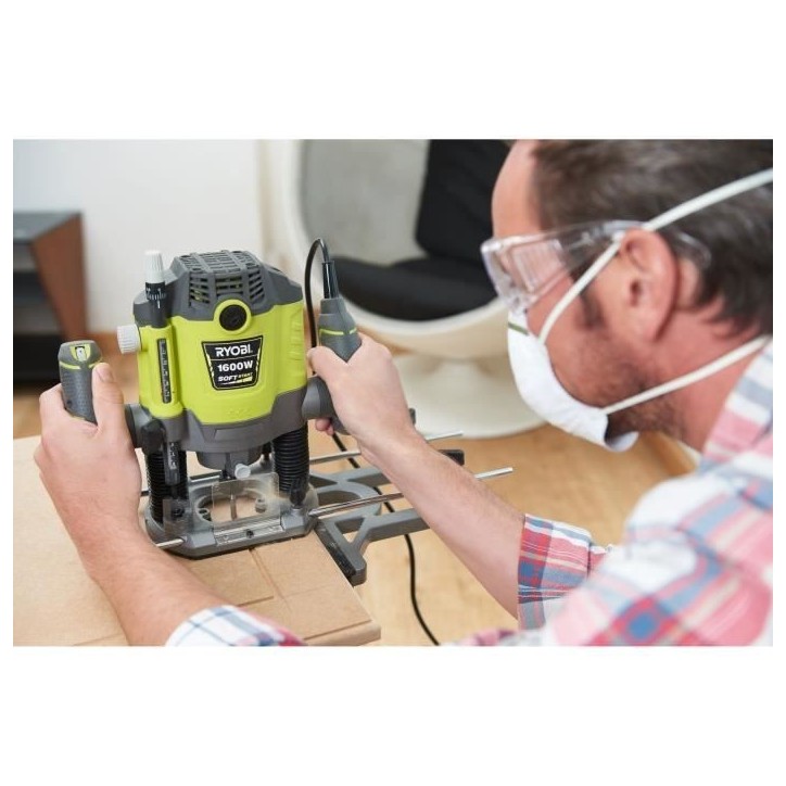 RYOBI - Défonceuse 1 600 W - 10 000-26 000 tr/min - pinces 8/6 mm - 5 fraises incluses - Livrée en coffret - RRT1600-K RYOBI - Défonceuse 1 600 W - 10 000-26 000 tr/min - pinces 8/6 mm - 5 fraises incluses - Livrée en coffret - RRT1600-K