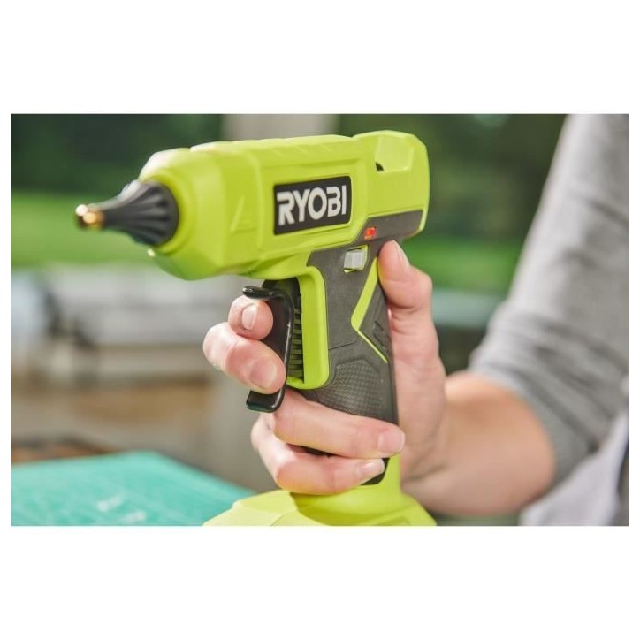 RYOBI - Pistolet a colle 18V ONE+ - chauffe en 3 min - indicateur de chauffe - diam. bâtons 12 mm - Avec 3 de colle - RGLU18-0