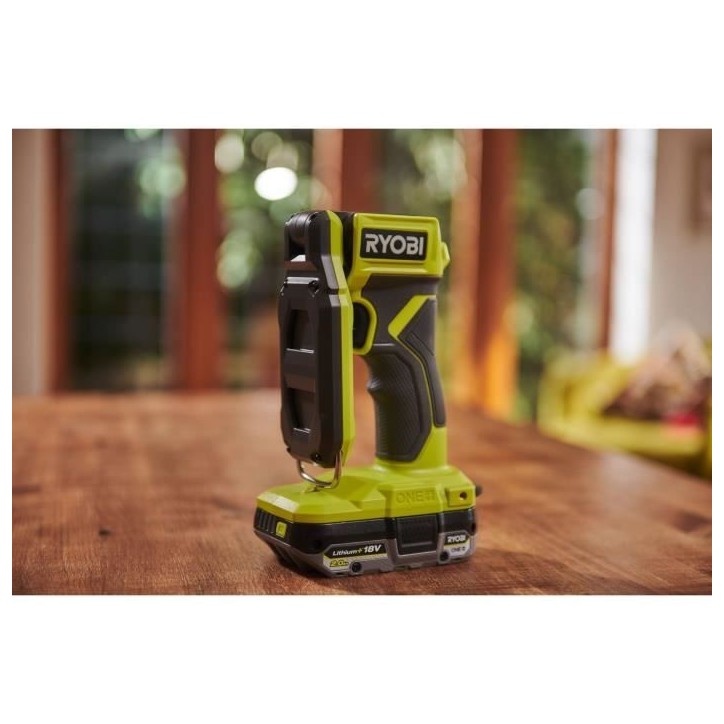 Lanterne LED compacte - RYOBI - 18V - 3 intensités : 800 / 400 / 100 Lumens - Rabattable et avec crochet Lanterne LED compacte - RYOBI - 18V - 3 intensités : 800 / 400 / 100 Lumens - Rabattable et avec crochet