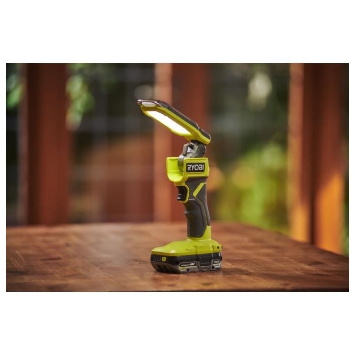 Lanterne LED compacte - RYOBI - 18V - 3 intensités : 800 / 400 / 100 Lumens - Rabattable et avec crochet Lanterne LED compacte - RYOBI - 18V - 3 intensités : 800 / 400 / 100 Lumens - Rabattable et avec crochet