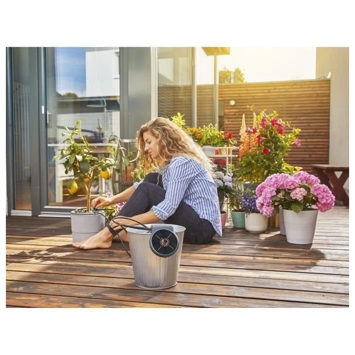 GARDENA AquaBloom - Solution d'arrosage automatique solaire pour 20 plantes GARDENA AquaBloom - Solution d'arrosage automatique solaire pour 20 plantes