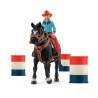 Figurine Cowgirl et Tonneaux de Racing, avec figurine et cheval, Schle