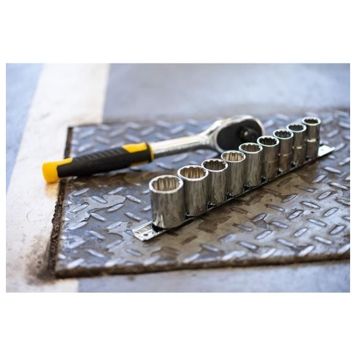 Jeu de cliquet et douilles STANLEY - Cliquet 72 dents 1/4' + 10 douilles 12 pans de 5,5 a 14 mm Jeu de cliquet et douilles STANLEY - Cliquet 72 dents 1/4' + 10 douilles 12 pans de 5,5 a 14 mm