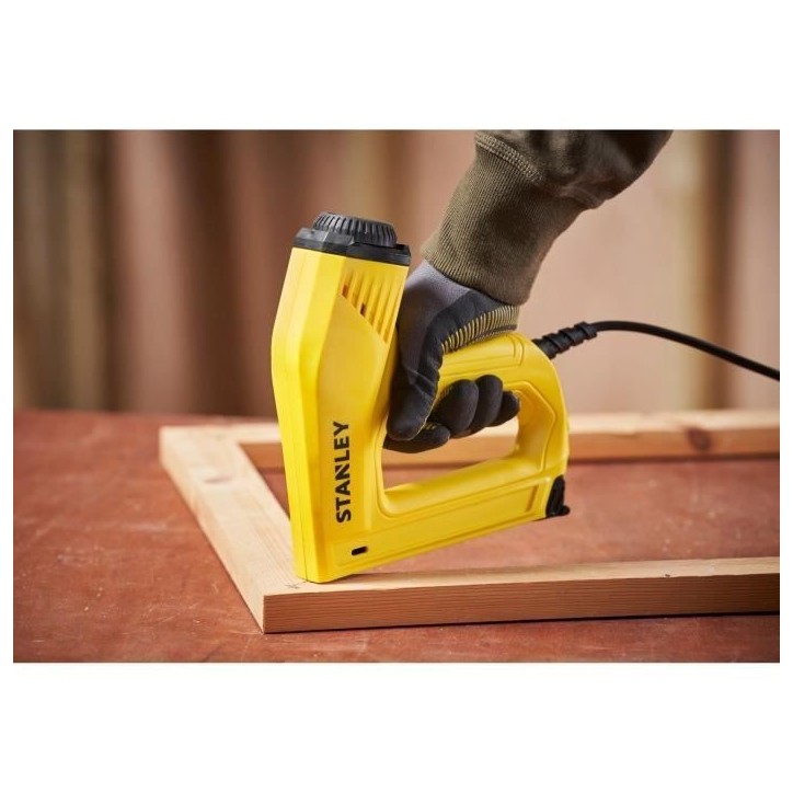 Agrafeuse électrique STANLEY - 6-TRE550 avec câble de 2,5 m pour agrafe de type G et clous de type J - Gamme PRO Agrafeuse électrique STANLEY - 6-TRE550 avec câble de 2,5 m pour agrafe de type G et clous de type J - Gamme PRO