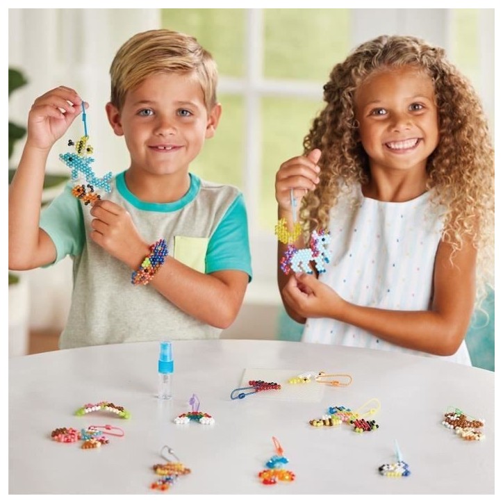 Aquabeads Mes porte-clés et suspensions, Coffret création, perles qui collent avec de l'eau, 35025, des 4 ans Aquabeads Mes porte-clés et suspensions, Coffret création, perles qui collent avec de l'eau, 35025, des 4 ans