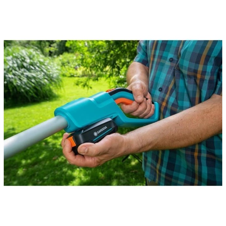 Taille-haies sur perche a batterie GARDENA - THS42/18V P4A - 18V - 42 cm - Hauteur max : 3 m (Livré avec batterie + chargeur) Taille-haies sur perche a batterie GARDENA - THS42/18V P4A - 18V - 42 cm - Hauteur max : 3 m (Livré avec batterie + chargeur)