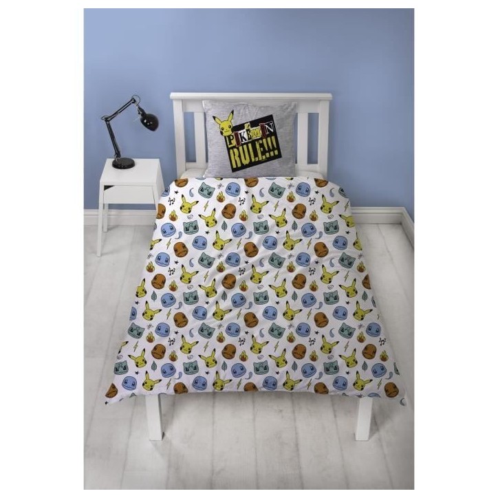 Parure de lit réversible - POKEMON - Pikachu et Starter - Gris - Microfibre - 1 housse de couette 140 x 200 cm + 1 taie 63 x 63 Parure de lit réversible - POKEMON - Pikachu et Starter - Gris - Microfibre - 1 housse de couette 140 x 200 cm + 1 taie 63 x 63