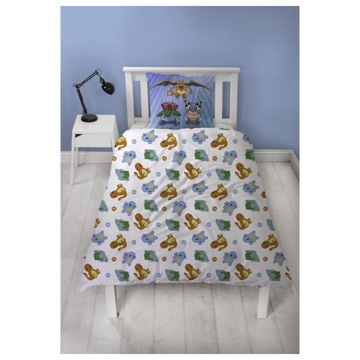 Parure de lit réversible - POKEMON - Pikachu et Starter - Bleu - Microfibre - 1 housse de couette 140 x 200 cm + 1 taie 63 x 63 Parure de lit réversible - POKEMON - Pikachu et Starter - Bleu - Microfibre - 1 housse de couette 140 x 200 cm + 1 taie 63 x 63