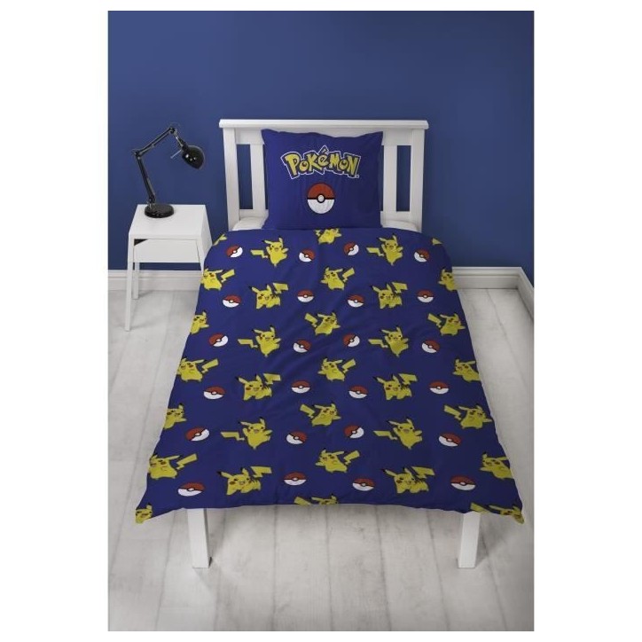 Parure de lit - POKEMON - Pikachu et Poké-ball - Microfibre - 1 housse de couette 140 x 200 cm + 1 taie 63 x 63 cm Parure de lit - POKEMON - Pikachu et Poké-ball - Microfibre - 1 housse de couette 140 x 200 cm + 1 taie 63 x 63 cm