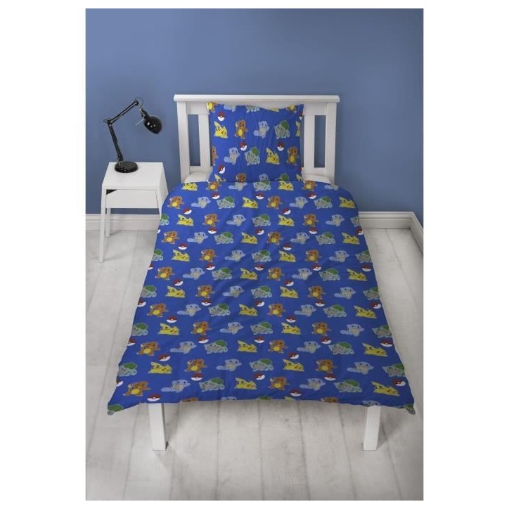 Parure de lit - POKEMON - Pikachu et Starter 1G V - Microfibre - 1 housse de couette 140 x 200 cm + 1 taie 63 x 63 cm Parure de lit - POKEMON - Pikachu et Starter 1G V - Microfibre - 1 housse de couette 140 x 200 cm + 1 taie 63 x 63 cm