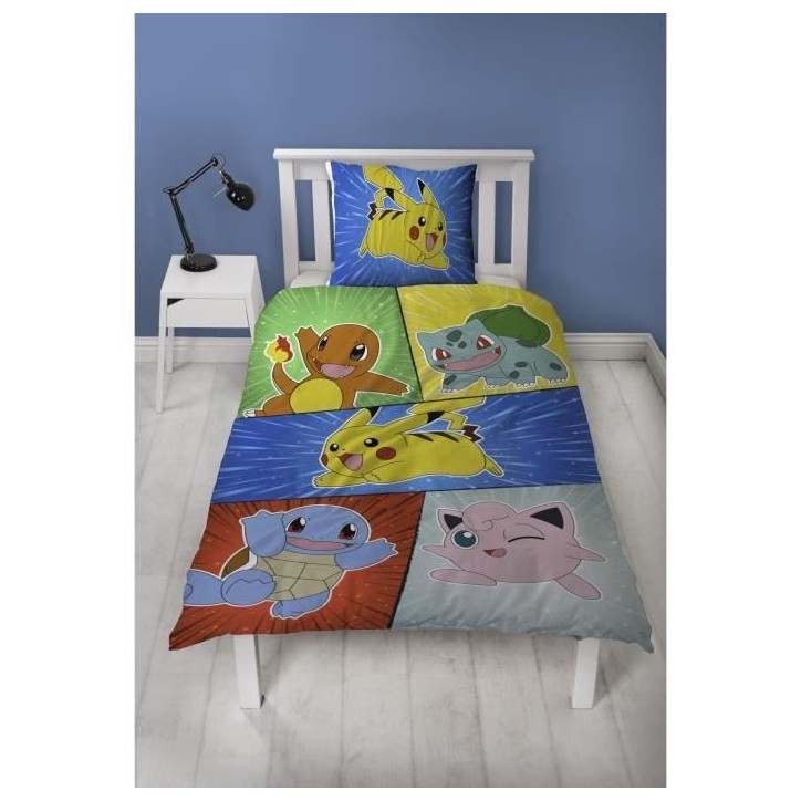 Parure de lit - POKEMON - Pikachu et Starter 1G V - Microfibre - 1 housse de couette 140 x 200 cm + 1 taie 63 x 63 cm Parure de lit - POKEMON - Pikachu et Starter 1G V - Microfibre - 1 housse de couette 140 x 200 cm + 1 taie 63 x 63 cm