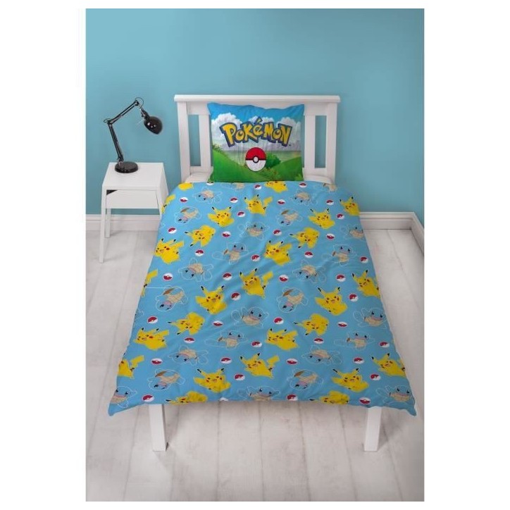 Parure de lit - POKEMON - Pikachu et ses amis - Bleu - Microfibre - 1 housse de couette 140 x 200 cm + 1 taie 63 x 63 cm Parure de lit - POKEMON - Pikachu et ses amis - Bleu - Microfibre - 1 housse de couette 140 x 200 cm + 1 taie 63 x 63 cm