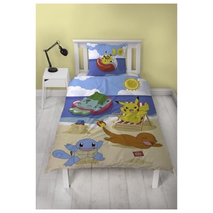 Parure de lit - POKEMON - Pikachu a la plage - Microfibre - 1 housse de couette 140 x 200 cm + 1 taie 63 x 63 cm Parure de lit - POKEMON - Pikachu a la plage - Microfibre - 1 housse de couette 140 x 200 cm + 1 taie 63 x 63 cm