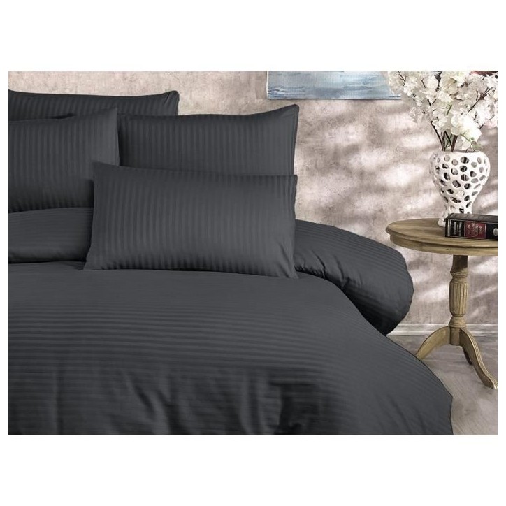 Parure de lit - 1 housse de couette 220x240 cm + 2 taies d'oreiller 60x60 cm - 80% coton, 20% polyester - Anthracite Parure de lit - 1 housse de couette 220x240 cm + 2 taies d'oreiller 60x60 cm - 80% coton, 20% polyester - Anthracite