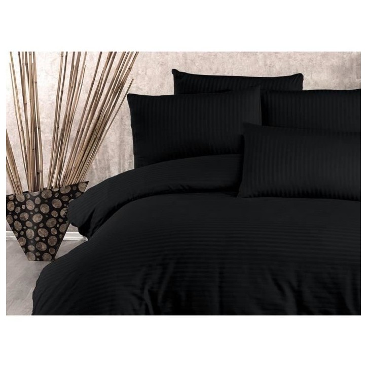 Parure de lit - 1 housse de couette 220 x 240 cm + 2 taies d'oreiller 60 x 60 cm - 80% coton, 20% polyester - Noir Parure de lit - 1 housse de couette 220 x 240 cm + 2 taies d'oreiller 60 x 60 cm - 80% coton, 20% polyester - Noir