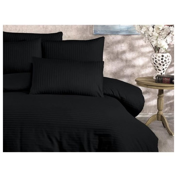 Parure de lit - 1 housse de couette 220 x 240 cm + 2 taies d'oreiller 60 x 60 cm - 80% coton, 20% polyester - Noir Parure de lit - 1 housse de couette 220 x 240 cm + 2 taies d'oreiller 60 x 60 cm - 80% coton, 20% polyester - Noir