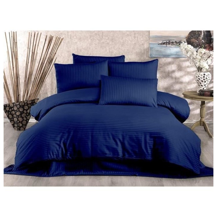 Parure de lit - 1 housse de couette 220 x 240 cm + 2 taies d'oreiller 60 x 60 cm - 80% coton, 20% polyester - Bleu Parure de lit - 1 housse de couette 220 x 240 cm + 2 taies d'oreiller 60 x 60 cm - 80% coton, 20% polyester - Bleu