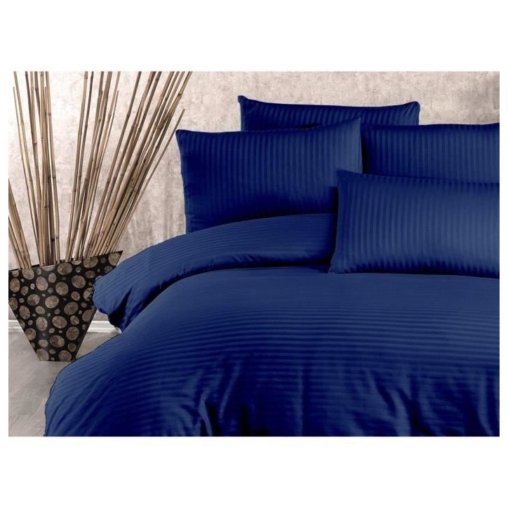Parure de lit - 1 housse de couette 220 x 240 cm + 2 taies d'oreiller 60 x 60 cm - 80% coton, 20% polyester - Bleu Parure de lit - 1 housse de couette 220 x 240 cm + 2 taies d'oreiller 60 x 60 cm - 80% coton, 20% polyester - Bleu