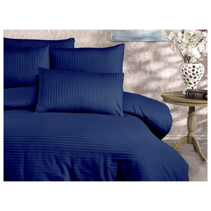 Parure de lit - 1 housse de couette 220 x 240 cm + 2 taies d'oreiller 60 x 60 cm - 80% coton, 20% polyester - Bleu Parure de lit - 1 housse de couette 220 x 240 cm + 2 taies d'oreiller 60 x 60 cm - 80% coton, 20% polyester - Bleu