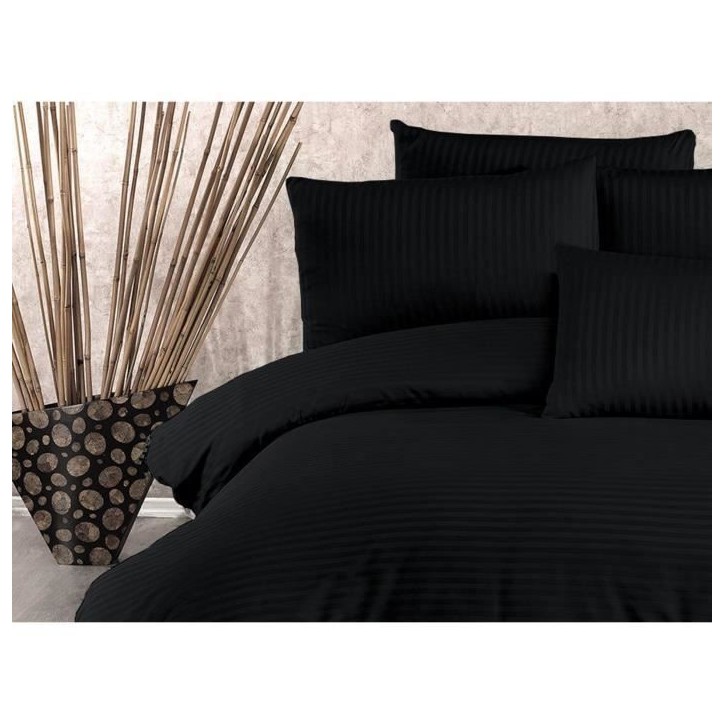 Parure de lit - 1 housse de couette 220 x 240 cm + 2 taies d'oreiller 60 x 60 cm - 70% polyester, 30% coton - Noir Parure de lit - 1 housse de couette 220 x 240 cm + 2 taies d'oreiller 60 x 60 cm - 70% polyester, 30% coton - Noir