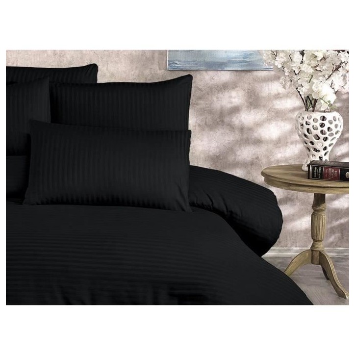 Parure de lit - 1 housse de couette 220 x 240 cm + 2 taies d'oreiller 60 x 60 cm - 70% polyester, 30% coton - Noir Parure de lit - 1 housse de couette 220 x 240 cm + 2 taies d'oreiller 60 x 60 cm - 70% polyester, 30% coton - Noir