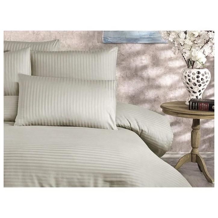 Parure de lit - 1 housse de couette 220x240 cm + 2 taies d'oreiller 60x60 cm - 70% polyester, 30% coton - Cappuccino Parure de lit - 1 housse de couette 220x240 cm + 2 taies d'oreiller 60x60 cm - 70% polyester, 30% coton - Cappuccino