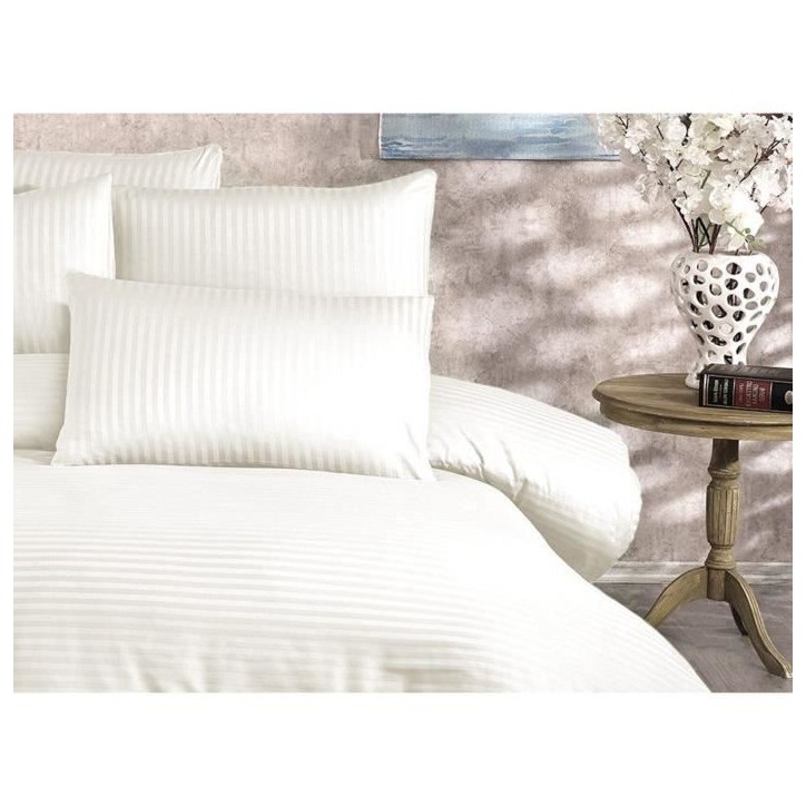 Parure de lit - 1 housse de couette 220 x 240 cm + 2 taies d'oreiller 60 x 60 cm - 70% polyester, 30% coton - Creme Parure de lit - 1 housse de couette 220 x 240 cm + 2 taies d'oreiller 60 x 60 cm - 70% polyester, 30% coton - Creme