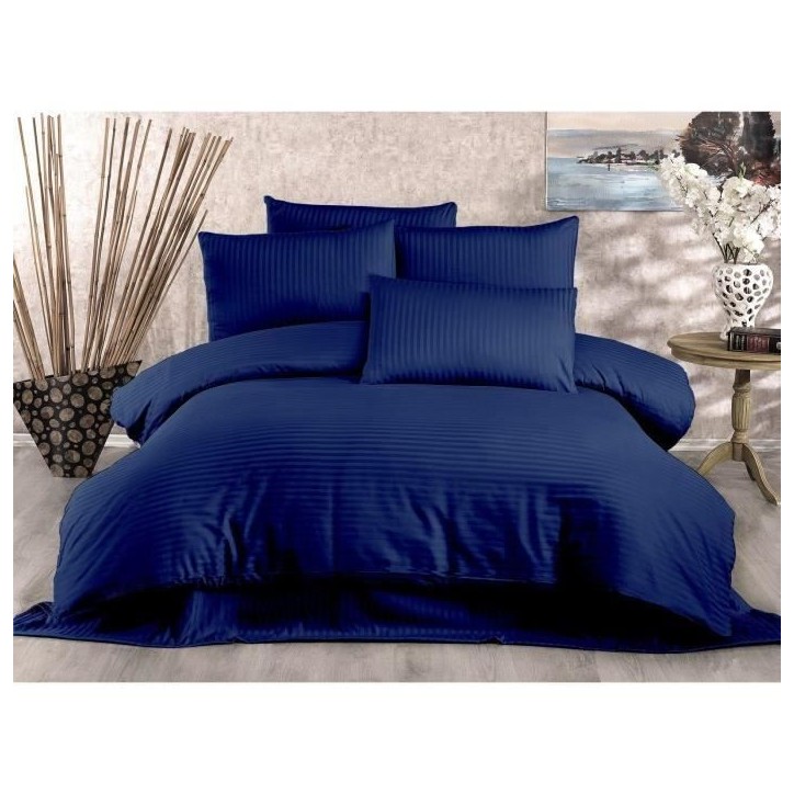 Parure de lit - 1 housse de couette 220 x 240 cm + 2 taies d'oreiller 60 x 60 cm - 70% polyester, 30% coton - Bleu Parure de lit - 1 housse de couette 220 x 240 cm + 2 taies d'oreiller 60 x 60 cm - 70% polyester, 30% coton - Bleu