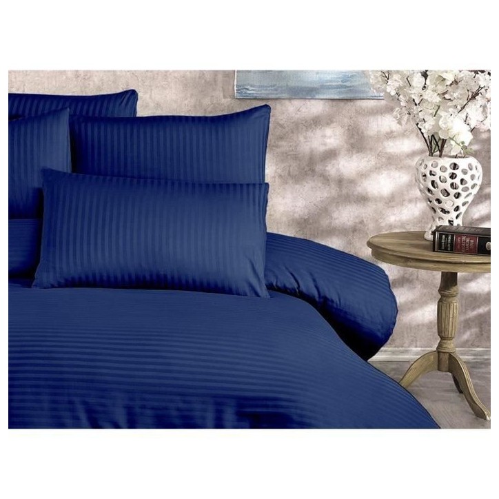 Parure de lit - 1 housse de couette 220 x 240 cm + 2 taies d'oreiller 60 x 60 cm - 70% polyester, 30% coton - Bleu Parure de lit - 1 housse de couette 220 x 240 cm + 2 taies d'oreiller 60 x 60 cm - 70% polyester, 30% coton - Bleu