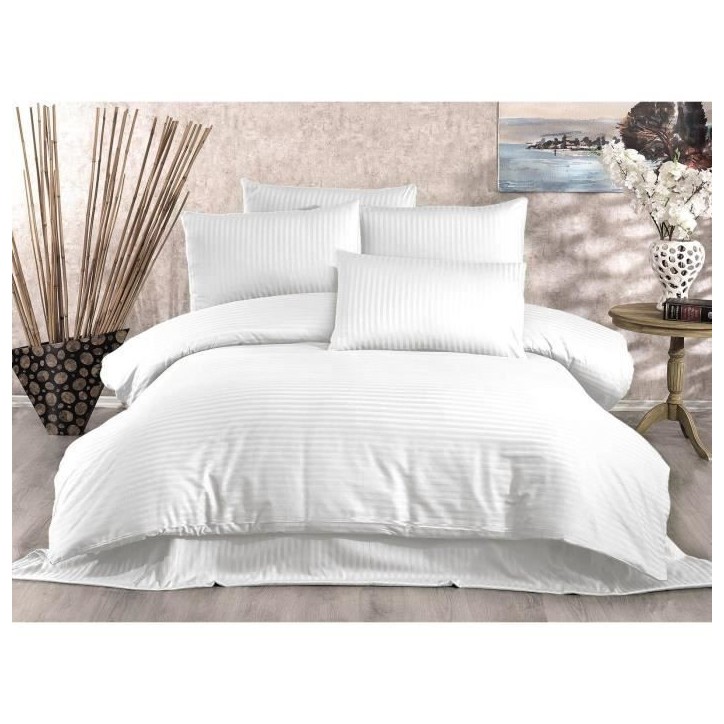 Parure de lit - 1 housse de couette 220 x 240 cm + 2 taies d'oreiller 60 x 60 cm - 70% polyester, 30% coton - Blanc Parure de lit - 1 housse de couette 220 x 240 cm + 2 taies d'oreiller 60 x 60 cm - 70% polyester, 30% coton - Blanc