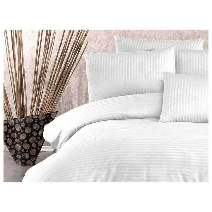 Parure de lit - 1 housse de couette 220 x 240 cm + 2 taies d'oreiller 60 x 60 cm - 70% polyester, 30% coton - Blanc Parure de lit - 1 housse de couette 220 x 240 cm + 2 taies d'oreiller 60 x 60 cm - 70% polyester, 30% coton - Blanc