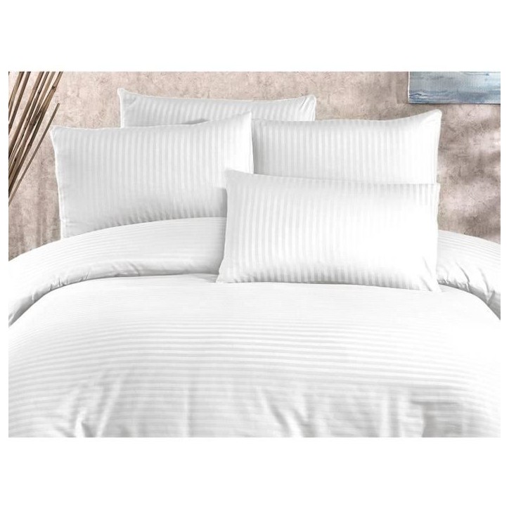 Parure de lit - 1 housse de couette 220 x 240 cm + 2 taies d'oreiller 60 x 60 cm - 70% polyester, 30% coton - Blanc Parure de lit - 1 housse de couette 220 x 240 cm + 2 taies d'oreiller 60 x 60 cm - 70% polyester, 30% coton - Blanc