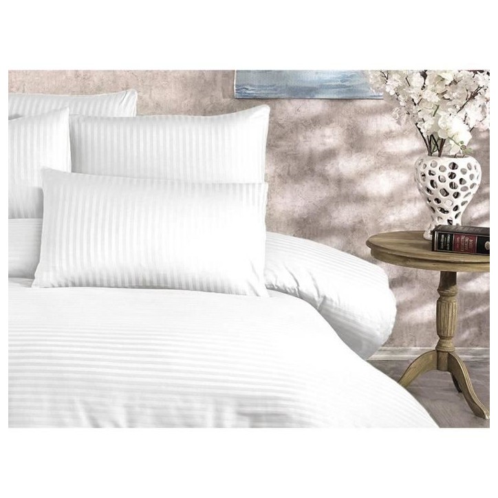 Parure de lit - 1 housse de couette 220 x 240 cm + 2 taies d'oreiller 60 x 60 cm - 70% polyester, 30% coton - Blanc Parure de lit - 1 housse de couette 220 x 240 cm + 2 taies d'oreiller 60 x 60 cm - 70% polyester, 30% coton - Blanc