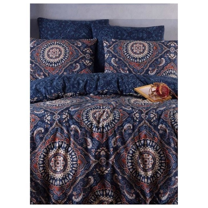 Parure de lit - 1 housse de couette 220 x 240 cm + 2 taies d'oreiller 60 x 60 cm - 65% coton, 35% polyester - Bleu Parure de lit - 1 housse de couette 220 x 240 cm + 2 taies d'oreiller 60 x 60 cm - 65% coton, 35% polyester - Bleu