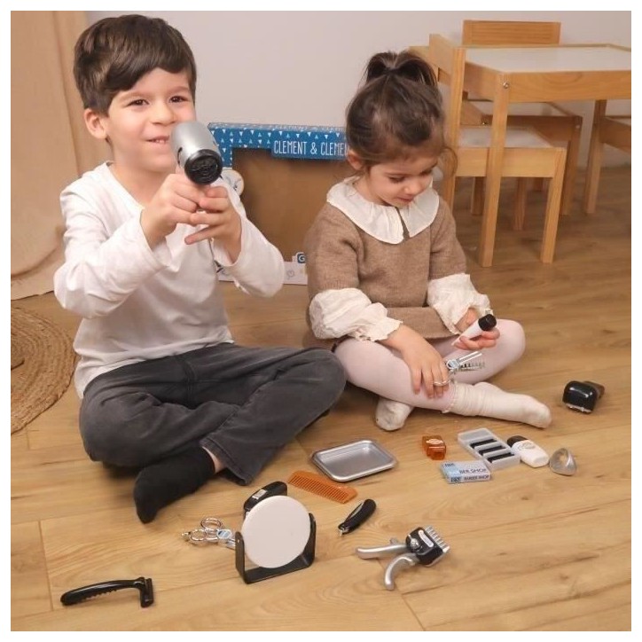 Set coiffeur - Jeu d'imitation Barbier - CLEMENT CLEMENTINE - Tondeuse, seche-cheveux, rasoirs - Des 3 ans Set coiffeur - Jeu d'imitation Barbier - CLEMENT CLEMENTINE - Tondeuse, seche-cheveux, rasoirs - Des 3 ans