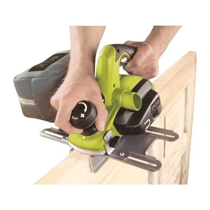 RYOBI - Rabot 750 W - largeur 82 mm - profondeur 2 mm - feuillure de 0-12 mm + 2 fers réversibles, 2 guides paralleles - EPN758 RYOBI - Rabot 750 W - largeur 82 mm - profondeur 2 mm - feuillure de 0-12 mm + 2 fers réversibles, 2 guides paralleles - EPN758