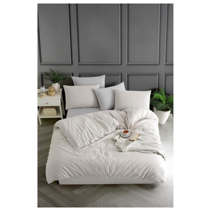 Parure de lit - 1 housse de couette 220 x 240 cm + 2 taies d'oreiller 60 x 60 cm - 70% coton, 30% polyester - Beige Parure de lit - 1 housse de couette 220 x 240 cm + 2 taies d'oreiller 60 x 60 cm - 70% coton, 30% polyester - Beige