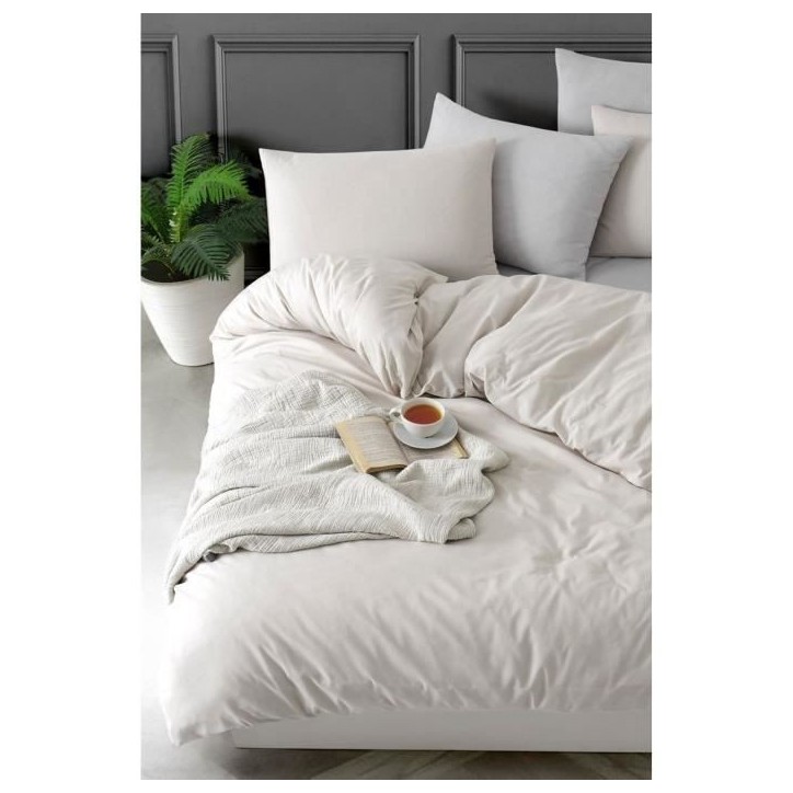 Parure de lit - 1 housse de couette 220 x 240 cm + 2 taies d'oreiller 60 x 60 cm - 70% coton, 30% polyester - Beige Parure de lit - 1 housse de couette 220 x 240 cm + 2 taies d'oreiller 60 x 60 cm - 70% coton, 30% polyester - Beige