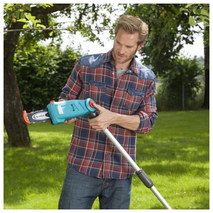 Elagueuse sur perche électrique GARDENA - TCS 720/20 - 720W - 20 cm - Manche télescopique 4.4m Elagueuse sur perche électrique GARDENA - TCS 720/20 - 720W - 20 cm - Manche télescopique 4.4m
