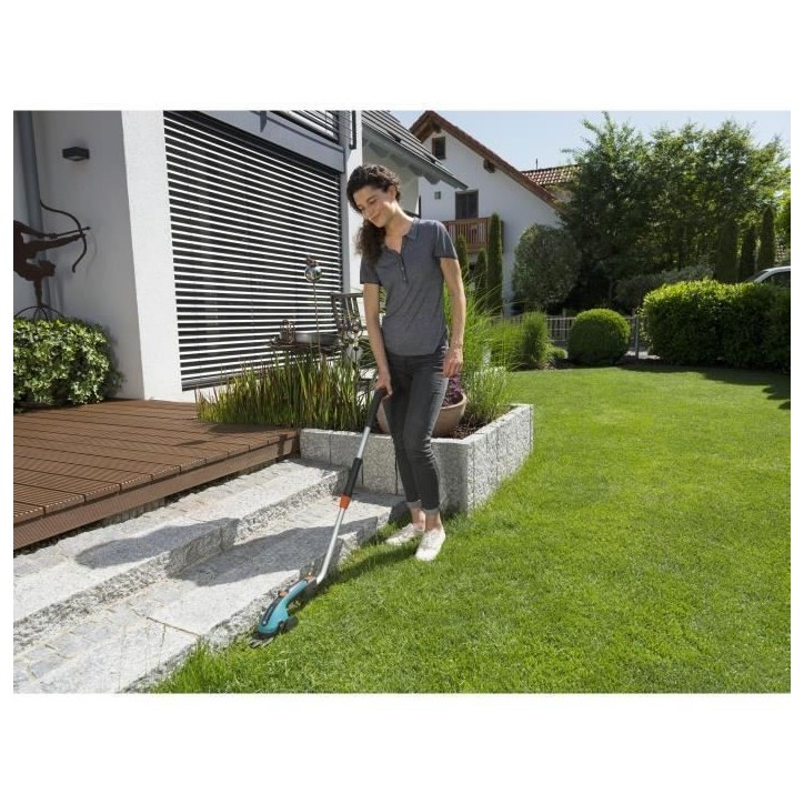 Manche télescopique + roulettes pour cisailles a gazon a batterie GARDENA Manche télescopique + roulettes pour cisailles a gazon a batterie GARDENA