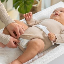 INGENUITY Matelas a langer bébé avec rebords et ceinture de sécurit