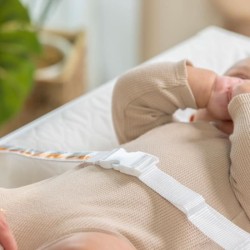 INGENUITY Matelas a langer bébé avec rebords et ceinture de sécurit